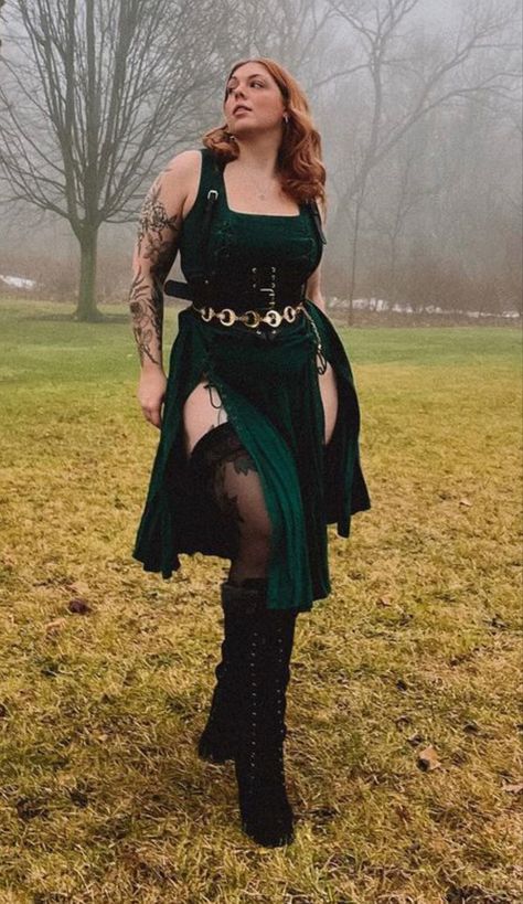 Plus Size Rogue Cosplay, Wild Woman Outfit, Ren Fair Shoes, Plus Size Renfaire Outfit, Elphaba Outfit Ideas, Ren Faire Outfits Women, Hedge Witch Outfit, Black Ren Faire Outfit, Goth Ren Faire Outfit