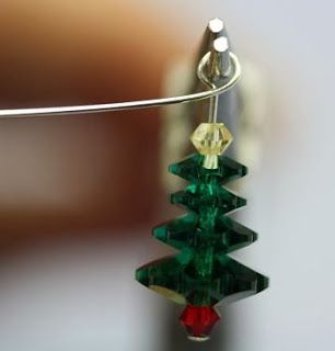 Make it yourself, the Bead World Way! Swarovski Christmas Tree Earring Tutorial, easy wire wrapped DIY holiday crystal jewelry Swarovski Christmas Tree, Christmas Jewelry Diy, Swarovski Christmas, Jewelry Making Classes, Christmas Stockings Diy, Crystal Christmas Tree, Wire Wrapping Diy, Diy Jewelry Earrings, Crystal Christmas