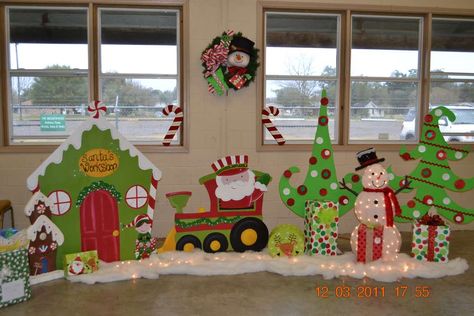 Christmas Birthday Party Ideas, Santa Grotto, Christmas Hallway, Holiday Treats Christmas, Classroom Christmas Decorations, Christmas Door Decorating Contest, Santa Express, Christmas Photo Booth, Christmas Props