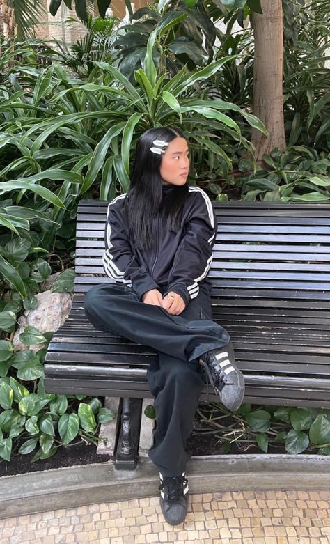 Black Adidas Jacket Outfit, Adidas Jacket Outfit Street Style, Adidas Zip Up Outfit, Black Adidas Superstar Outfit, Track Jacket Outfit, Adidas Jacket Outfit, It Girl Fashion, Black Jacket Outfit, Black Adidas Jacket