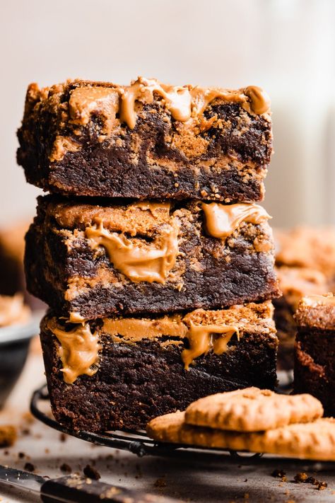 Ultra fudgy chocolate brownies are studded with cookie butter & biscoff cookies in every bite! Biscoff cookie crumbs are folded into the batter, cookie butter is swirled in the center & on top, & they're finished with a layer of biscoff cookie pieces for crunch. Cookie butter lovers & brownie lovers will rejoice over this perfect marriage of flavors! #brownies #biscoffbrownies #biscoff #cookiebutter #cookiebutterbrownies #desserts #brownierecipe #chocolate #bluebowlrecipes | bluebowlrecipes.com Blue Bowl Recipes, Brownie Swirl Cookies, Biscoff Cookie Recipe, Stuffed Brownies, Brownie Vegan, Swirl Cookies, Paris Bakery, Biscoff Recipes, Peanut Butter Brownie