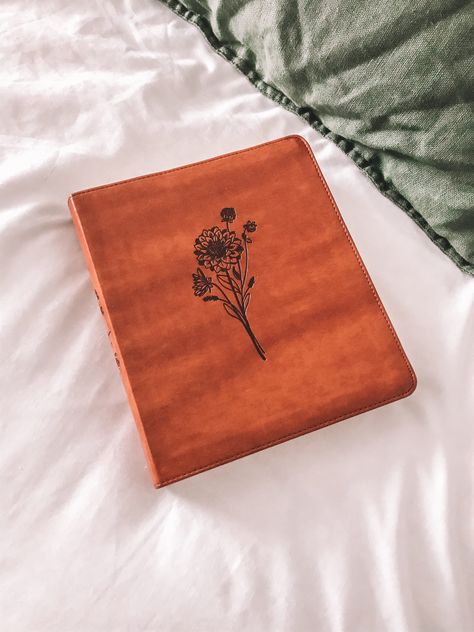 Brown faux leather journaling bible with a dahlia flower print on the front page. Hosanna Revival Bibles, Hosana Revival, Christianity Aesthetic, Hosanna Revival, Esv Journaling Bible, Bible Journaling Inspiration, Low Content Books, Bible Journal Ideas, Holy Girl