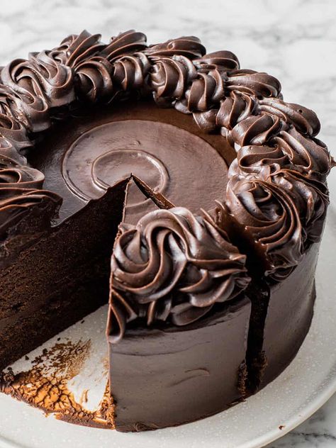 Dark Chocolate Ganache Cake, Simple Chocolate Fudge, Fudge Ganache, Easy Chocolate Fudge Cake, Chocolate Fudge Cake Recipe, Light Cake, Easy Chocolate Fudge, Chocolate Ganache Recipe, Chocolate Cake Recipe Moist