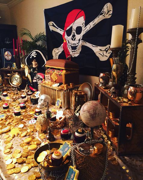 Every pirate has treasure! A perfect dessert table filled with sweet treasures Pirates Birthday Party Ideas Decoration, Pirate Dessert Table, Pirate Table Decorations, Pirates Theme Party, Table Pirate, Pirates Of The Caribbean Party, Awesome Outdoor Halloween Decorations, Pirate Halloween Decorations, Pirates Dinner