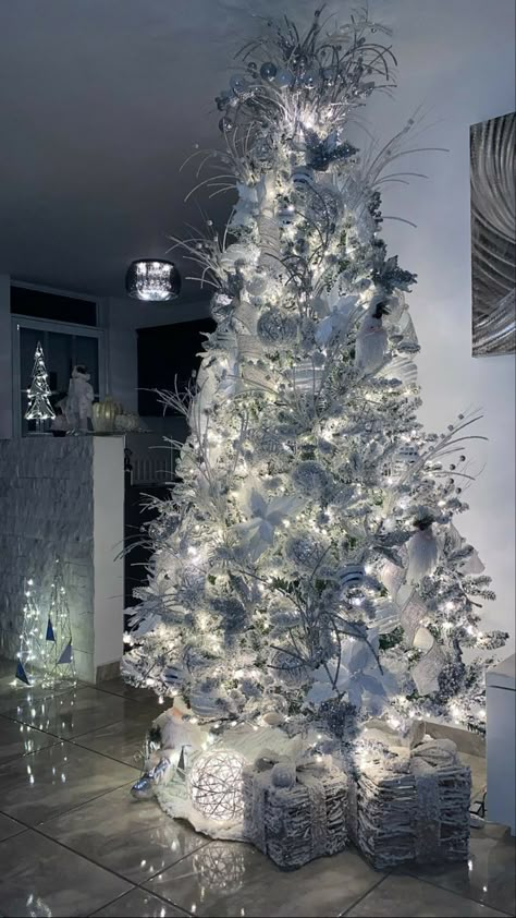 Silver And White Christmas Tree, Navidad Aesthetic, Silver Christmas Tree Decorations, White Xmas Tree, Black Christmas Decorations, White Christmas Tree Decorations, Luxury Christmas Tree, Pretty Christmas Decorations, Silver Christmas Decorations