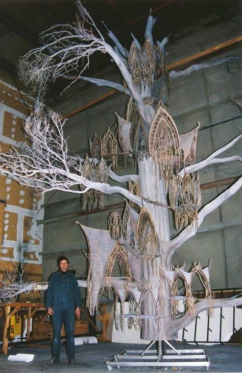 The building of Lothlórien in The Lord of the Rings #behindthescenes #bts #filmmaking #movies #fx #miniatures #miniaturefx #lotr Lothlorien Architecture, Weta Workshop, Computer Graphics, 판타지 아트, Scene Photo, Middle Earth, Fantastic Beasts, Fantasy Landscape, The Rings