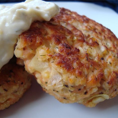 Salmon Potato Cakes, Potato Salmon, Ground Beef Lunch, Flaked Salmon, Salmon Croquettes, Salmon Patties Recipe, Canned Salmon, Fish Salmon, Budget Friendly Dinner