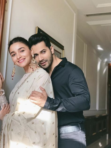 Kalank promotions Varun Dhawan and Alia Bhatt ❤️ Varun Dhawan Photos, Alia Bhatt Varun Dhawan, Alia Bhatt Saree, Alia And Varun, Alia Bhatt Photoshoot, Handsome Celebrities, Bollywood Couples, Indian Cinema, Bollywood Style