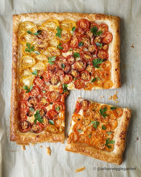 Tomato Tart Puff Pastry, Easy Tomato Recipes, Easy Tomato Tart, Puff Pastry Recipes Savory, Tomato Tart Recipe, Cheese Puff, Cherry Tomato Sauce, Pastry Cook, Roasted Tomato Sauce