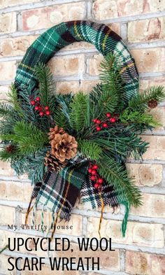 Scarf Wreath, Couronne Diy, Plaid Christmas Decor, Christmas Wreaths To Make, Porch Christmas, Wreath Decoration, Xmas Wreaths, Christmas Wreaths Diy, Wreath Crafts