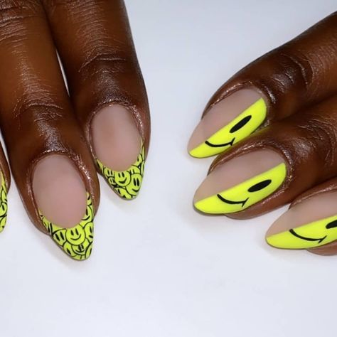 Hidden Jewels In The Nail Game on Instagram: “#ManiMonday! Don't worry be happy!! Make it a great day. Nail inspo: @nailsbycookiee 😍💅🏿💚 #CreatorShoutOut #NailArtistShoutOut” Smiley Faces Nails, Pizza Nails, Word Nails, Dice Nails, Happy Face Nails, Smiley Nails, Smiley Face Nails, Face Nails, Boho Nails