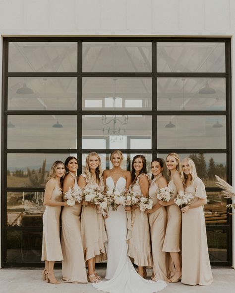 Claire & JT - The Farmhouse on Green Bluff Wedding Pictures Funny, Bridesmaid Dresses Mismatched, Bridesmaid Poses, Party Dress Inspiration, Spring Bridesmaid Dresses, Funny Wedding Pictures, Funny Bride, Champagne Bridesmaid Dresses, Champagne Bridesmaid