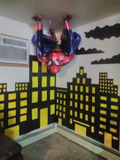 Spiderman Photo Backdrop, Spiderman Tent Party, Super Hero Birthday Decoration, Superhero Halloween Decorations, Spiderman Themed Drinks, Batman And Spiderman Birthday Party, Superhero Vs Villian Party Ideas, Spider Man Birthday Party Decor, Batman Spiderman Birthday Party