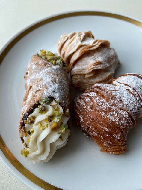 Food Pistachio Cannoli, Food Italian, Italian Pastry, Food Yummy, Foodie Food, Cannoli, Italian Food, Pistachio, Italian Recipes