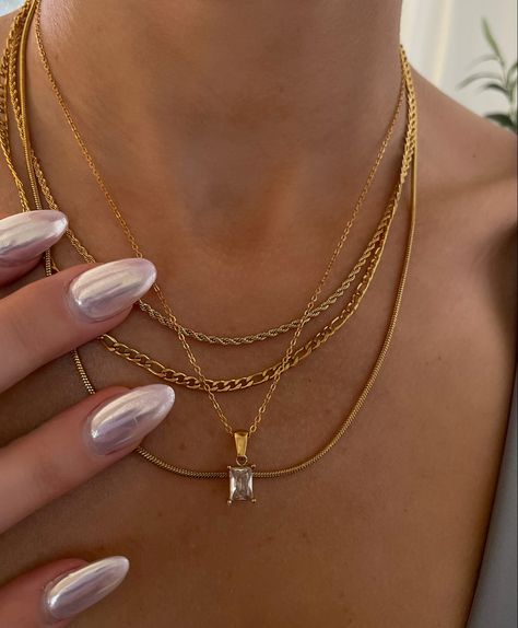 Stacking Silver And Gold Necklaces, Gold Chain Necklace Stack, Gold Stacked Necklaces Aesthetic, Necklace Stack Everyday, Stacking Gold Jewelry, Dainty Stackable Necklaces, Multiple Gold Necklaces, Stack Gold Necklace, Chic Necklace Stack