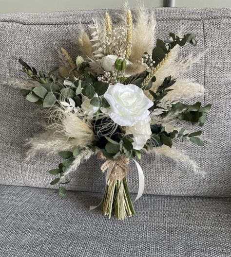 Boho Green Wedding Decor, Green White Gold Bouquet, Sage Green Wedding Flowers Bouquets, Sage Green Wedding Flowers, Engagement Bouquet, Rustic Green Wedding, Gold Wedding Bouquets, Wedding Rainbow, Bridal Era