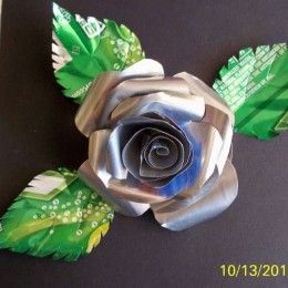 Aluminum Can Crafts Round-up- 20 Easy Tutorials using Soda Pop Cans Soda Can Flowers, Pop Can Art, Pop Can Crafts, Tin Can Flowers, Soda Can Art, Soda Can Crafts, Hantverk Diy, Tin Can Art, Aluminum Can Crafts