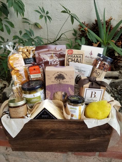 Preserves Gift Basket Ideas, Gourmet Gift Box Ideas, Condiment Gift Basket, Cast Iron Gift Basket Ideas, Meal In A Basket Gift, Vegan Gift Basket Ideas, Foodie Gift Basket, Meat And Cheese Gift Basket Diy, Vegan Gift Basket