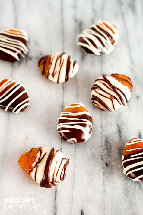 Chocolate Dipped Apricots, Chocolate Apricot, Easy Treats To Make, Apricot Recipes, Healthy Nuts, Chocolate Covered Treats, Chocolate Dessert Recipes, Easy Treats, Dried Apricots