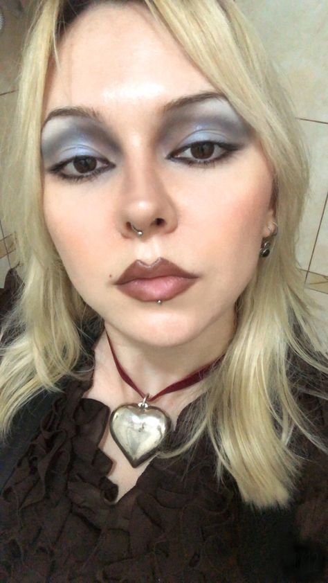 90s Grunge Makeup Looks, Kinderwhore Makeup 90s Fashion, Pop Punk Makeup, 80s Grunge Makeup, 80s Rock Makeup, Indie Sleaze Makeup, Funky Makeup Looks, Punk Makeup Looks, Make Up Purple