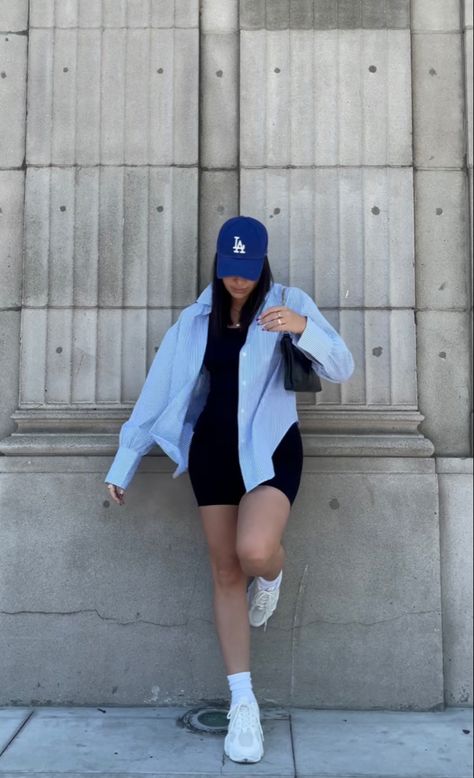 What To Wear To Sea World Outfit, Cap Poses Women, La Cap Outfit, Styling Athleisure, Blue Hat Outfit, Blue Cap Outfit, Eurotrip Outfits, Cute Travel Outfits, Japan Outfits