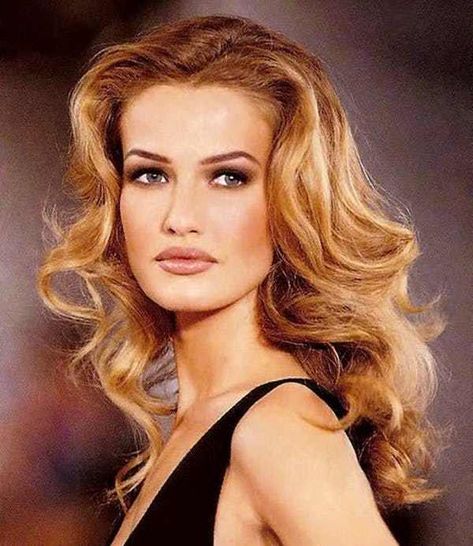 Karen Mulder is listed (or ranked) 39 on the list The Hottest '90s Supermodels (Then & Now) Karen Mudler, Model 90s, 90s Makeup Look, Hollywood Aesthetic, Karen Mulder, Shalom Harlow, 90s Makeup, Models 90s, Timeless Glamour