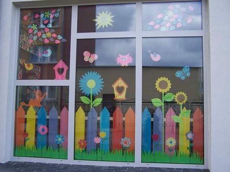 Window Decor Classroom, Preschool Classroom Window Decor, Spring Window Ideas, School Window Decoration Ideas, Spring Window Decorations Kindergarten, Spring Kindergarten Decoration, Kindergarten Window Decoration, Window Decoration Ideas For School, Classroom Window Decor