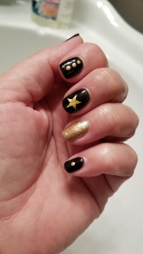 Super easy Hamilton nails! Hamilton Inspired Nails, Broadway Nails Designs, Broadway Nail Art, Hamilton Nail Art, Musical Theatre Nails, Hamilton Nails Designs, Theatre Nails, Hamilton Makeup, Broadway Birthday Party