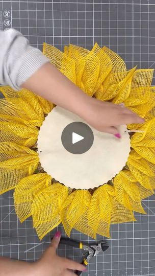 Sun Wreath Diy, Burlap Sunflower Wreath Diy Tutorial, Diy Sunflower Wreath, Make Your Own Sunshine, Sunflower Wreath Diy, Sunflower Crafts, Sunflower Wreath, Sunflower Art, Sunflower Wreaths