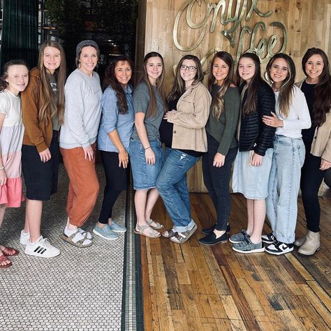 Michelle Duggar wearing leggings in rare family photo rocks the Internet Check more at https://americawebmart.com/michelle-duggar-wearing-leggings-in-rare-family-photo-rocks-the-internet/ Duggar Family Tree, Duggar Family News, Duggar News, Traditional Skirts, Kaitlyn Bristowe, Ali Macgraw, 19 Kids And Counting, Duggar Family, 19 Kids