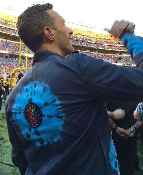 Concert Outfits Men, Coldplay Merchandise, Coldplay Concert Outfit, Bands Pictures, Customized Denim, Concert Outfit Men, Chris Martin Coldplay, Customised Denim Jacket, Coldplay Concert