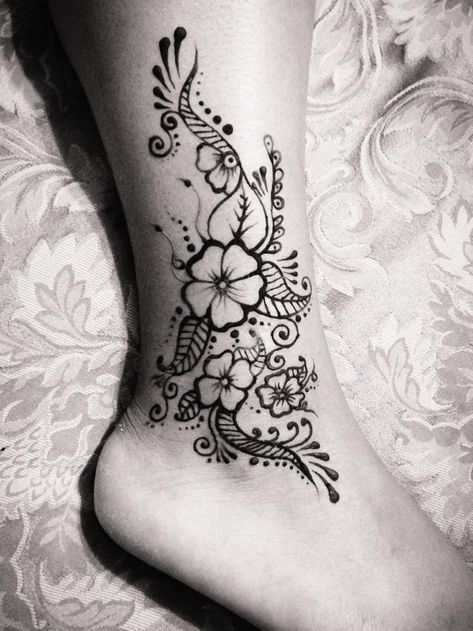 This is the exact one I want and in the exact place. And I want to continue it going up my leg. Love it Leg Henna Tattoo, Ankle Henna Designs, Henna Ankle, Henna Leg, Henna Leg Tattoo, Henna Tattoo Designs Arm, Tattoos Leg, Henna Ink, Henne Tattoo