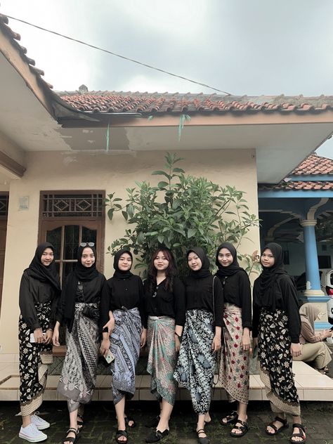 Berkain Outfit, Outfit Rok Batik, Rok Lilit, Outfit Kebaya, Outfit Kondangan Casual, Ootd Non Hijab, Mix And Match Outfits Hijab, Kondangan Outfit, Casual Chic Outfits