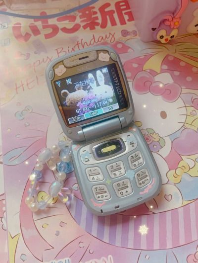 Old Flip Phone Aesthetic, Y2k Technology Aesthetic, Aesthetic Old Phone, Old Technology Aesthetic, Retro Phone Aesthetic, 2000s Flip Phone Aesthetic, Cute Flip Phones, Aesthetic Flip Phone, Y2k Electronics