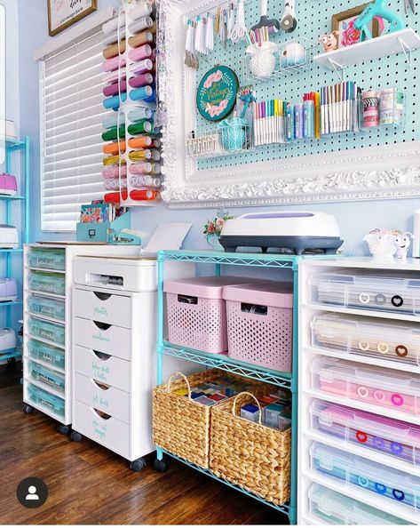 Room Craft Ideas, Office Craft Room Combo, Craft Room Organisation, Craft Organisation, Craft Closet, Craft Shed, Sewing Room Design, Dream Craft Room, Craft Room Design