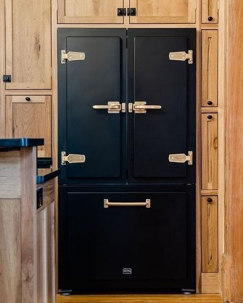 Big Chill on Instagram: “Matte Black Classic Fridge with brass trim 🤩 vintage icebox styling meets modern industrial chic⁣! ⁣⁣ ⁣⁣ This is the star feature Kim and…” Vintage Inspired Fridge, Black Refrigerator Kitchen Farmhouse, Vintage Looking Refrigerator, Vintage Style Fridge, Vintage Looking Fridge, Big Chill Fridge, Big Chill Refrigerator, Luxury Kitchen Features, Matte Black Fridge