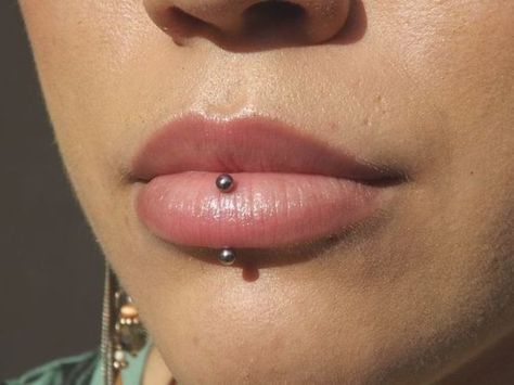 I very much want this piercingVertical lebretlebret Piercing Vertical Nice Piercings, Middle Lip Piercing, Labret Vertical, Vertical Labret Piercing, Mouth Piercings, Vertical Labret, Lip Piercings, Piercing Labret, Labret Jewelry