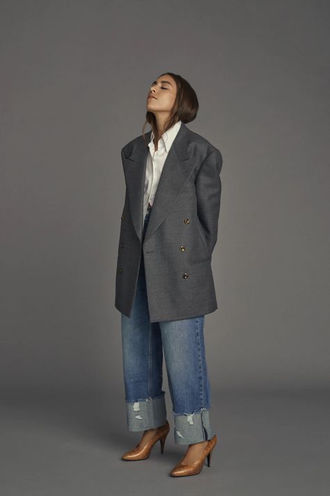 2023 Fashion Plus Size, Blazers Casual, Dresses Street Style 2023, Fashion Photo Aesthetic, Tshirt Blazer And Jeans Outfit, Menswear Looks For Women, Styling Blazer, Fall 2023 Must Haves, Oversized Tweed Blazer Outfit