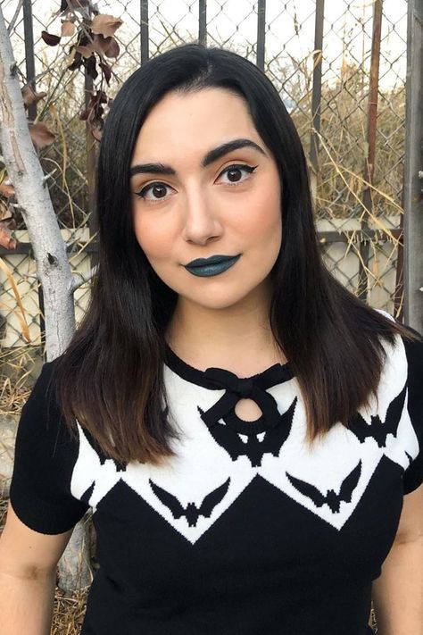 Female Youtubers, Safiya Nygaard, Real Phone Numbers, Girls Run The World, Beauty Youtubers, Bird Costume, Celebrity Facts, Like Button, Beauty Guru