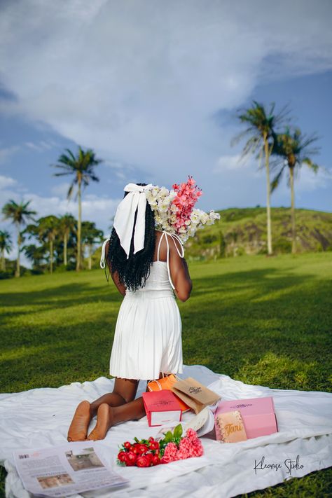 Picnic Photoshoot Inspiration Basket Photoshoot Ideas, Basket Photoshoot, Girl Picnic, Picnic Inspo, Picnic Photoshoot, Picnic Inspiration, Jelly Wallpaper, Birthday Photoshoot, Diy Birthday