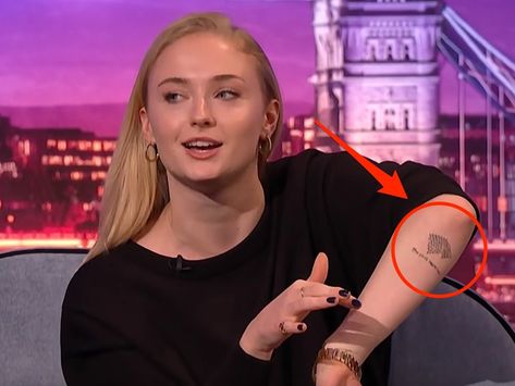 Sophie Turner reveals the meaning behind her new 'Game of Thrones' tattoo that fans thought could be a spoiler for the final season Sophie Turner Tattoo, Sophie Turner Makeup Red Hair, Sophie Turner Instagram Story, Sophie Turner Game Of Thrones, Sofie Turner, Sophie Turner Black Dress, Targaryen Tattoo, Sophia Turner, Game Of Thrones Tattoo