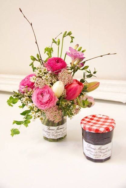 Use jelly jars for vases ... perfect ... low so table guests can see one another! Jam Jar Crafts, Jam Jar Flowers, Summer Picnic Party, Tea Decor, Mini Jars, Jelly Jars, Lavender Bags, Jar Diy, Flower Food