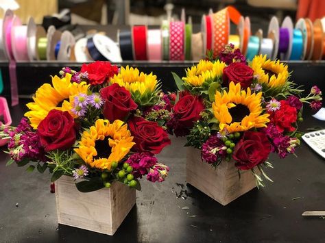 Sunflowers Arrangements, Bungalow Wedding, Diy Quinceanera Decorations, Red Roses Centerpieces, Fall Themes, Sunflower Centerpieces, Sunflowers And Roses, Quinceanera Planning, Sunflower Arrangements