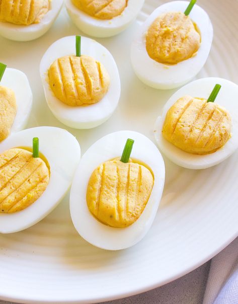 These cute Pumpkin Deviled Eggs contain NO pumpkin and make the cutest appetizer or party bites for Halloween! #pumpkin #halloween #eggs #easyrecipes #party #appetizer Halloween Eggs, Pumpkin Deviled Eggs, Halloween Deviled Eggs, Thanksgiving Deviled Eggs, Apple Autumn, Party Bites, Fall Appetizers, Pumpkin Recipe, Recipes Dessert Easy