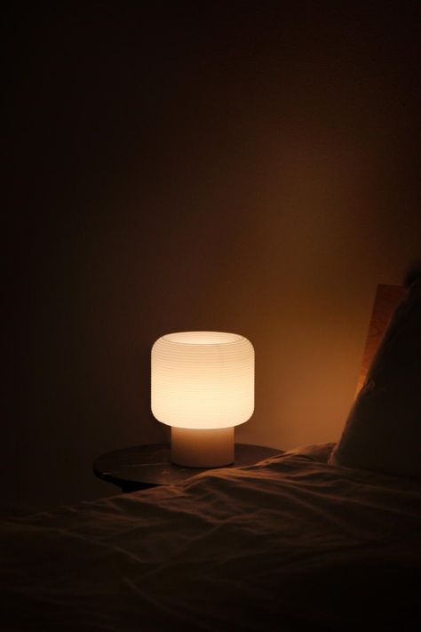 Night Light Room Aesthetic, Unique Bedroom Lights, Unique Lamps Bedroom, Minimal Bedroom Lighting, Befside Lamps, Minimalistic Nightstand Lamp, Minimalist Table Lamps, Minimal Bedroom Lamp, Cozy Living Room Lamps