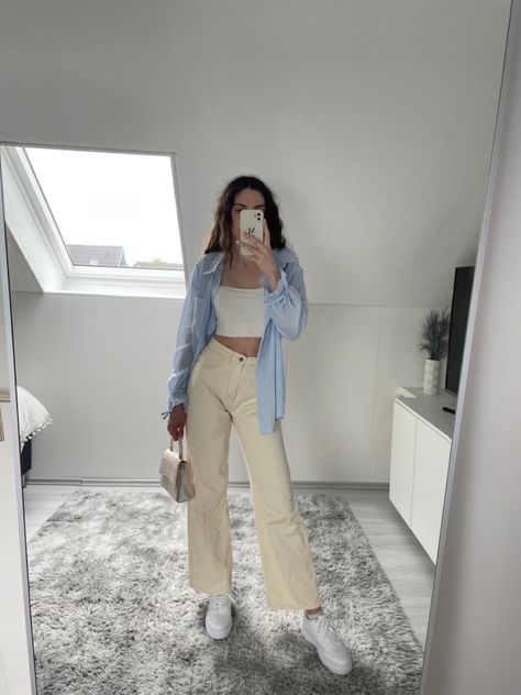 Outfit Inspiration, beige Pants , beige jeans, bluse, #outfitideas #outfitidea #outfitinspo #outfitinspiration #outfitforschool Summer Beige Pants Outfit, Beige And Denim Outfit, Beige Jeans Winter Outfit, Beige Top Blue Jeans Outfit, Beige Color Pants Outfit, Beige And Jeans Outfit, Jeans Beige Outfits, Styling Beige Jeans, Outfits Con Beige