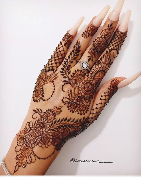 Casual Mehndi Design, Henna Small Hands, Mendhi Designs Elegant Front Hand, Mendhi Back Designs, Front Hand Henna Designs Simple, Mehndi Front Designs, Henna Designs For Wedding Guest, Mendhi Designs 2023, Small Mehendi Designs Palm