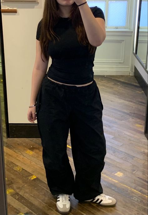 Tshirt And Pants Outfit, Black Parashoot Pants Outfit, Black Sweat Pants Outfit Casual, Black Comfy Outfits, Black Sweatpants Outfit Aesthetic, Black Parachute Pants, Black Track Pants Outfit, Black Parachute Pants Outfit, White Samba Adidas Outfit