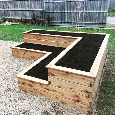 Want to learn how to build a raised bed in your garden? Here's a list of the best free DIY raised #garden bed plans & ideas for inspirations. Raised Planters, Raised Garden Bed Plans, Diy Garden Bed, Tiered Planter, نباتات منزلية, Diy Raised Garden, Raised Garden Beds Diy, Landscape Designs, Garden Boxes