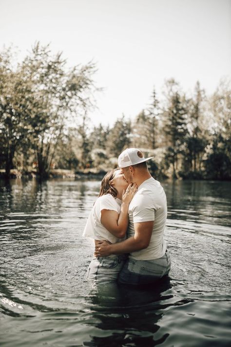 Water Poses, Urban Photoshoot, Couple Inspiration, Lake Photoshoot, Photoshoot Beach, Poses Couple, Lake Day, Love Beach, Pictures Wedding